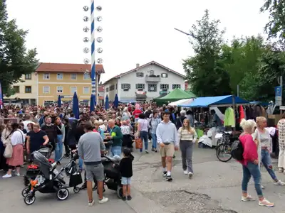 Buntes Treiben auf dem Glonner Marktplatz