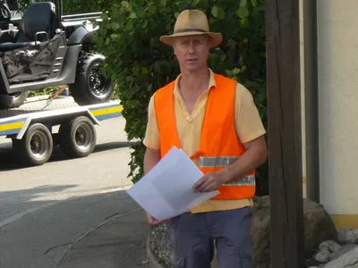 Hans Reiser regelt den Verkehr